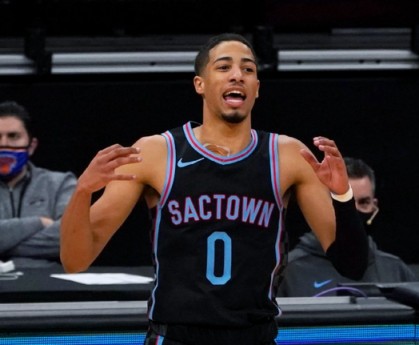  哈利伯顿助攻创新高，国王团队篮球击溃独行侠防线